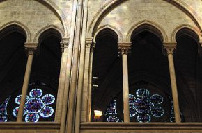 „Barwy światła – barwy ciszy Katedry Notre Dame w Paryżu”