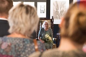 „Niedziela z kustoszem” na wystawie JANINA TWARDY. Złoty Jubileusz