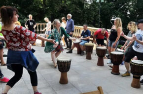 Djembe na salonach, autorskie warsztaty djembe Piotra Schutty
