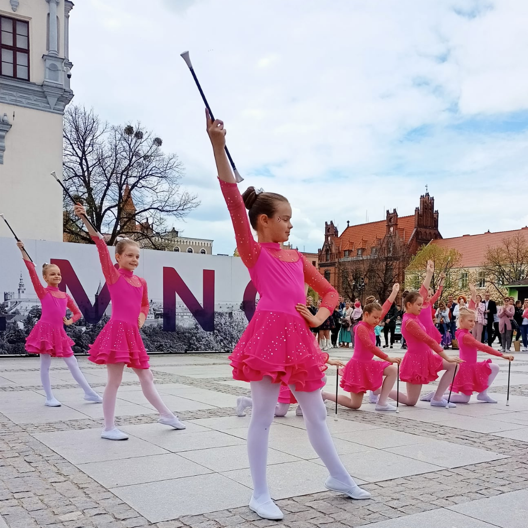 MAŻORETKOWE WIDOWISKO TANECZNE