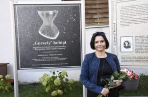 Zwiedzanie kuratorskie wystawy „»Gorsety« kobiet. Pomiędzy stereotypami a codziennością...” z Małgorzatą Grosman