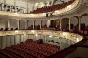 Poznaj Teatr  – zwiedzanie teatru z tłumaczeniem na polski język migowy