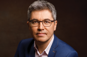 CZYTAJMY SIĘ!: <i>Zabić po raz drugi, pardon – napisać książkę</i>, Maciej Klimarczyk, autor thrillera psychologicznego pt. <i>Śpiewaczka</i>