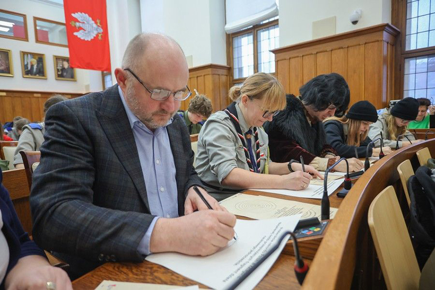 Rekord Polski w jednoczesnym przepisywaniu dzieła naukowego „De revolutionibus” Mikołaja Kopernika