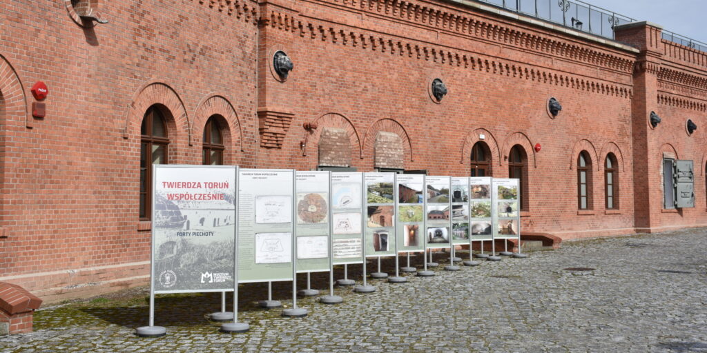 "Twierdza Toruń współcześnie - forty piechoty" - nowa wystawa na dziedzińcu  Muzeum Twierdzy Toruń