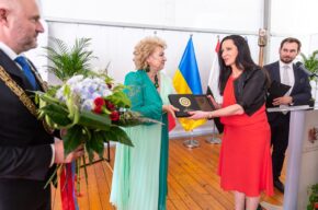 Okolicznościowa plakieta kopernikańska dla dyrektor Centrum Kultury „Browar B.” Lidii Piechockiej-Witczak