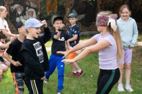 WAKACYJNE WARSZTATY RODZINNE - ZABAWKI NASZYCH DZIADKÓW I PRADZIADKÓW