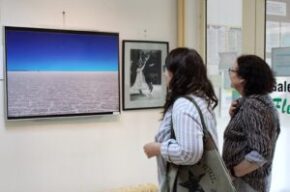 <i>Pół na pół</i> – wernisaż fotografii w bibliotece
