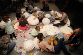 29. Międzynarodowy Festiwal Teatrów Lalek ,,Spotkania": TEATR SENSORYCZNY MINIMI – „W SIÓDMYM NIEBIE”