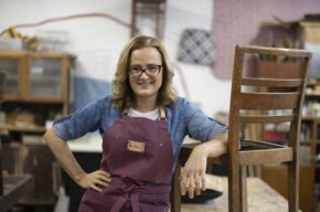 Małgorzata Budzich. Techniki oczyszczania mebli drewnianych i fornirowanych