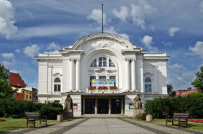 Propagandowe aspekty budowy Teatru Miejskiego w Toruniu (1904) i jego przebudowy w okresie II wojny światowej (1941/42)