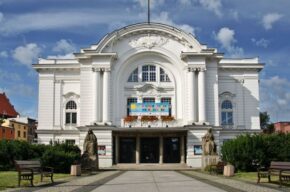 Propagandowe aspekty budowy Teatru Miejskiego w Toruniu (1904) i jego przebudowy w okresie II wojny światowej (1941/42)
