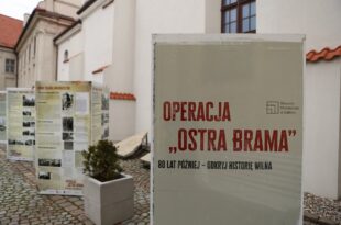 Wystawa na muzealnym dziedzińcu - Operacja "Ostra Brama"