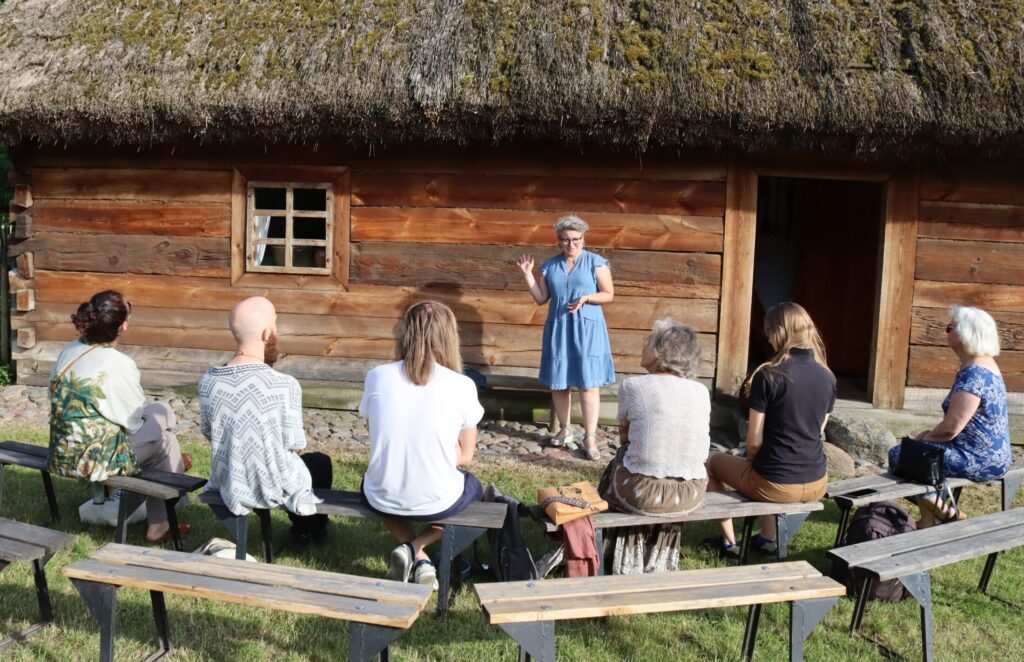 Wokół ognia - wspólne śpiewanie w skansenie