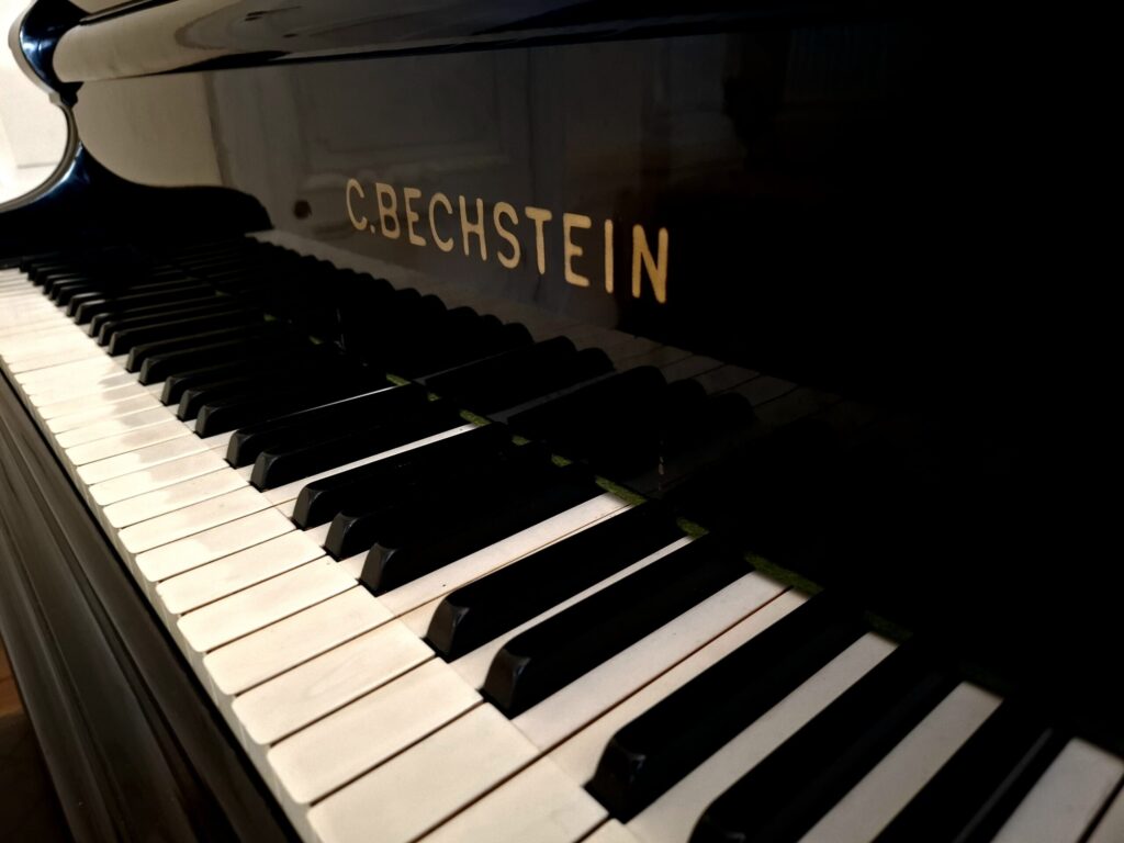 Wakacje z historycznym fortepianem: Mariusz Klimisiak i Bechstein