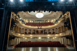 Poznaj teatr”- wakacyjne zwiedzania teatru dla widzów indywidualnych