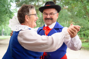 W GOŚCINIE U SOŁTYSA W SKANSENIE W KŁÓBCE