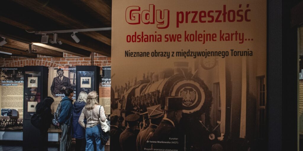 Kuratorskie oprowadzania po wystawie „Gdy przeszłość odsłania swe kolejne karty… Nieznane obrazy z międzywojennego Torunia”