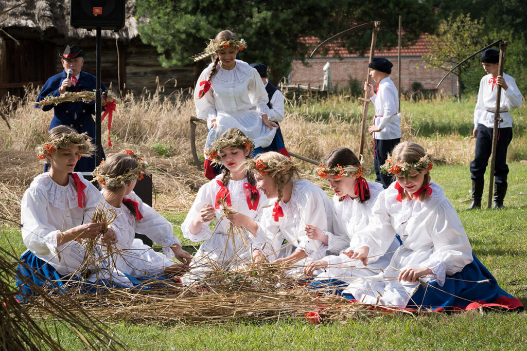 DOŻYNKI MARYŚKI  W SKANSENIE W KŁÓBCE