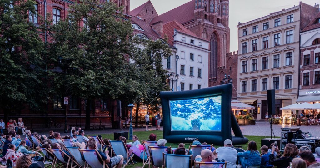 Kino plenerowe w Toruniu – filmowe wieczory w przestrzeni miasta