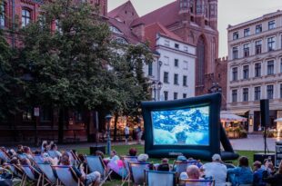 Kino plenerowe w Toruniu – filmowe wieczory w przestrzeni miasta