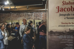 Kuratorskie oprowadzania po wystawie „Śladami Jacobich. Fotografie i obrazy z Torunia