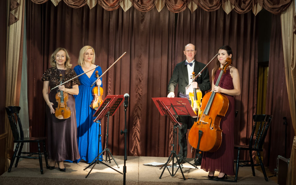 Kto me usta całuje ten śni