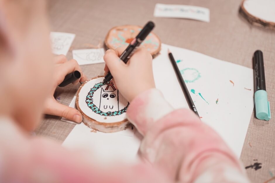 Warsztaty dla seniorów – malowanie drewnianych ozdób świątecznych