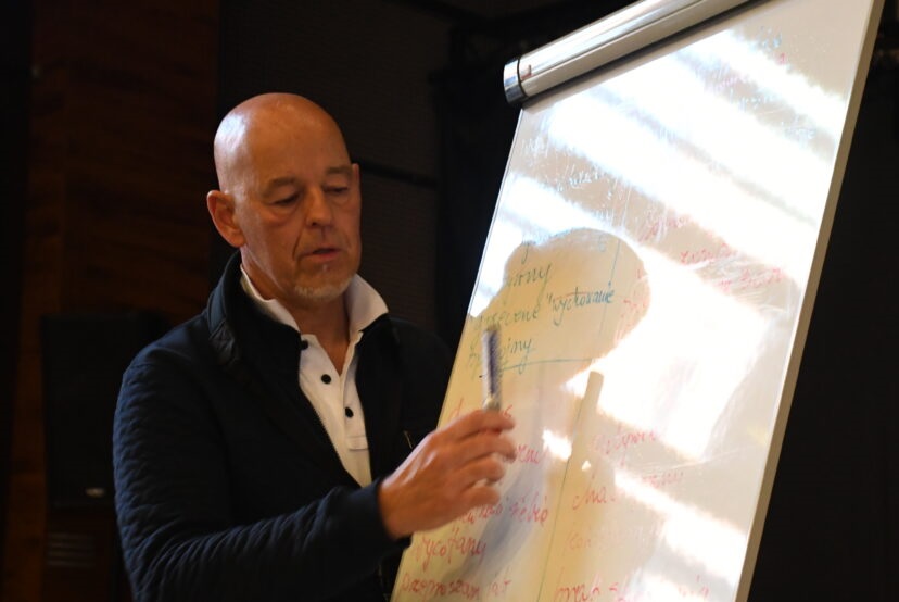 Między oczekiwaniami a sobą: Jak odzyskać energię? – warsztat psychologiczny Tona van Oorta połączony z muzyką ilustrującą emocje