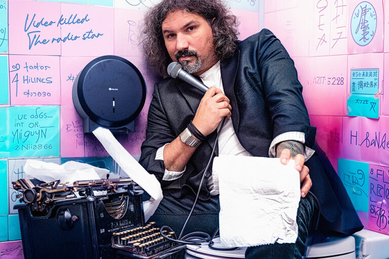 MARIUSZ KAŁAMAGA – „MAMO! PAPIER SIĘ KOŃCZY!”