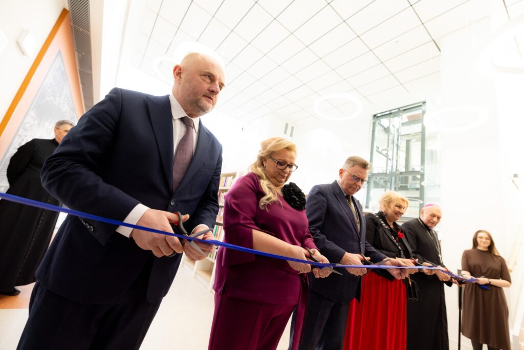 Nowe skrzydło Uniwersum Książki już w marcu