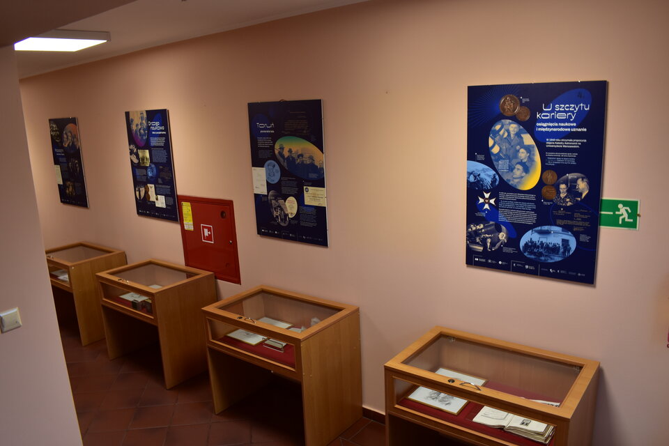 „Gwiazdy mnie były sądzone…” – wystawa o Wilhelminie Iwanowskiej w rypińskiej bibliotece