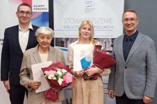 Aneta Muskała ze statuetką Kujawsko-Pomorskiego Bibliotekarza Roku