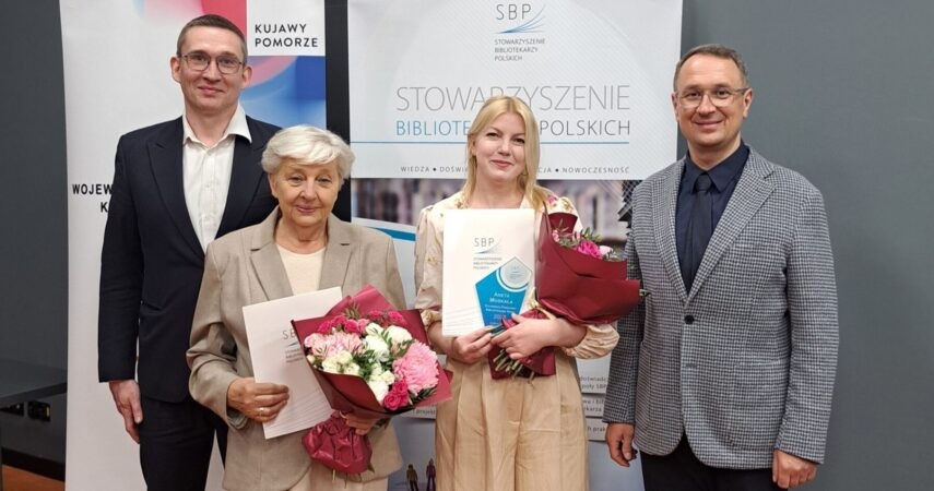 Aneta Muskała ze statuetką Kujawsko-Pomorskiego Bibliotekarza Roku