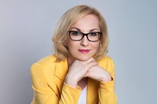 Półki literatury i sztuki – Kawiarnia Literacka w dialogu – Ewa Lange