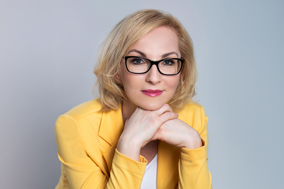 Półki literatury i sztuki – Kawiarnia Literacka w dialogu – Ewa Lange