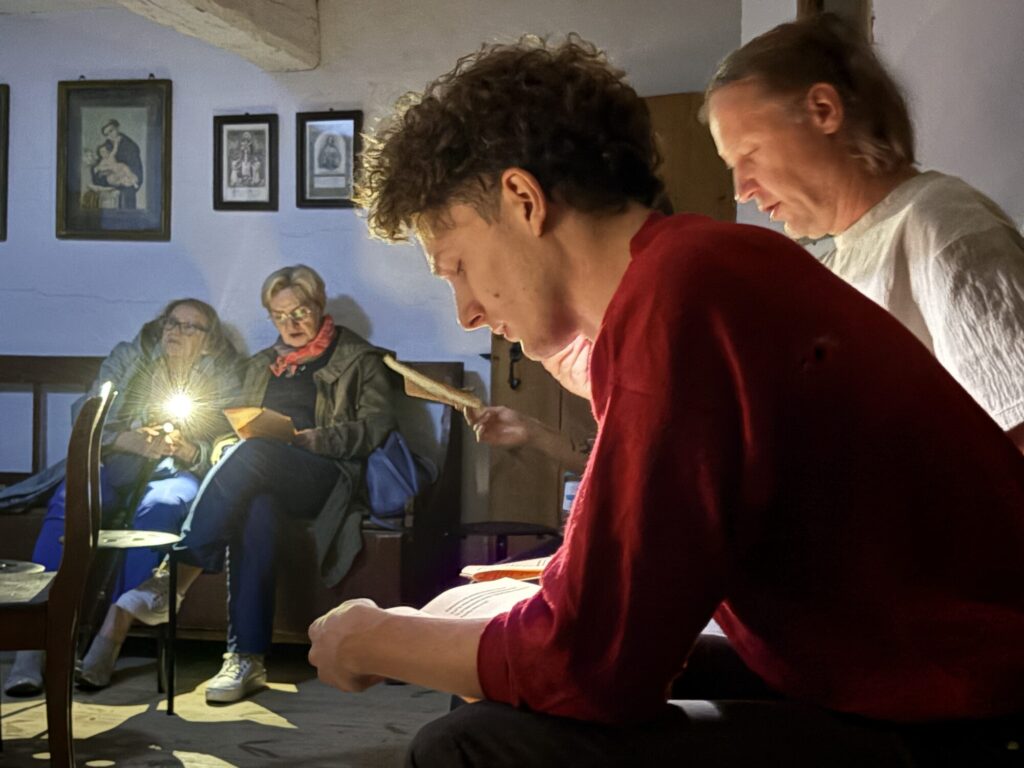 Żywot pieśni, pieśni żywota: Pośród cmentarza