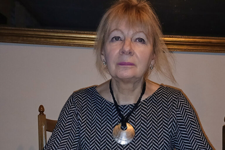 Półki literatury i sztuki – Kawiarnia Literacka w dialogu: Aleksandra Brzozowska